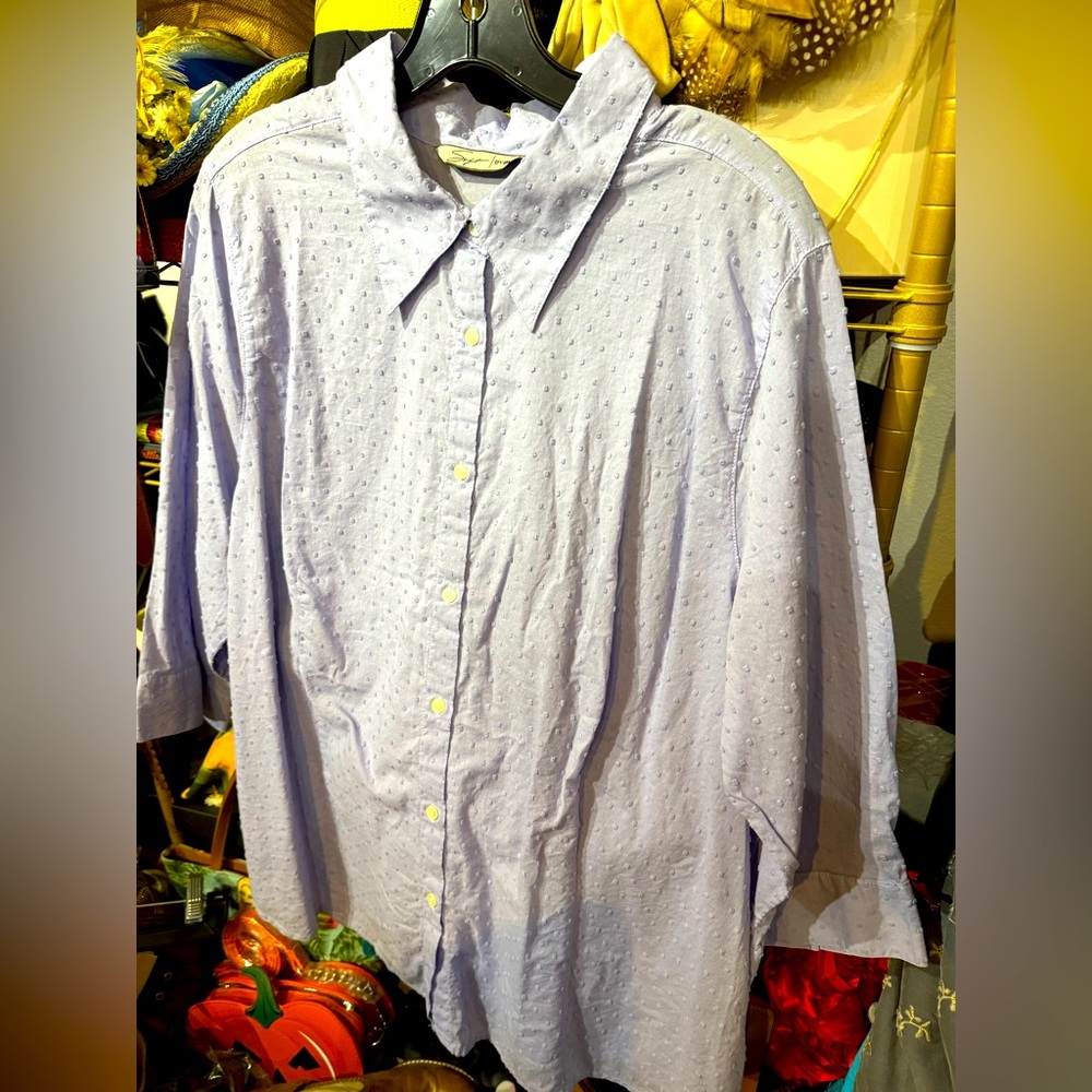 312 // SOFT by Avenue lavender Swiss Dot blouse // 22/24